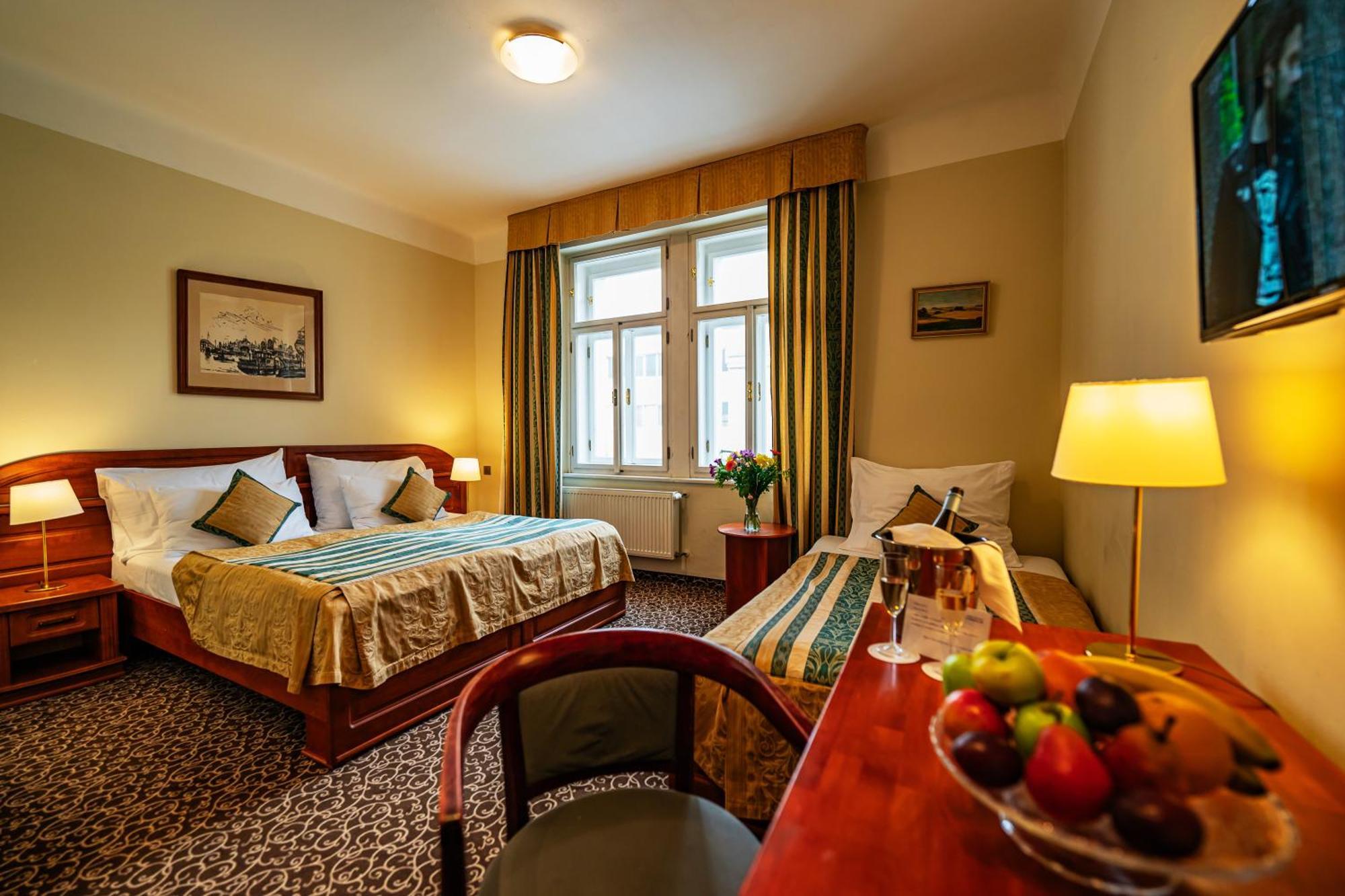 Hotel U Divadla - Czech Leading Hotels Prag Eksteriør billede