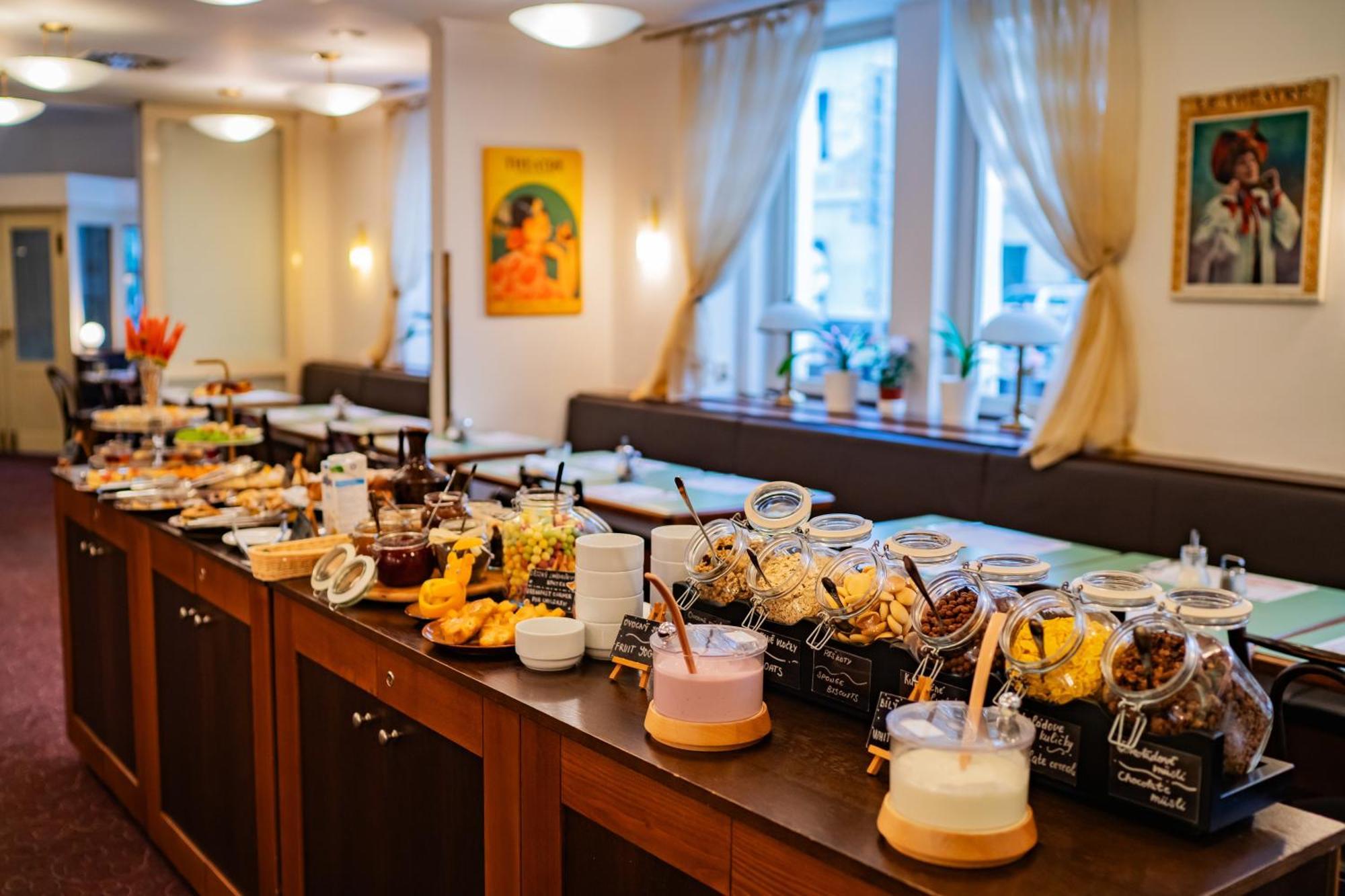 Hotel U Divadla - Czech Leading Hotels Prag Eksteriør billede