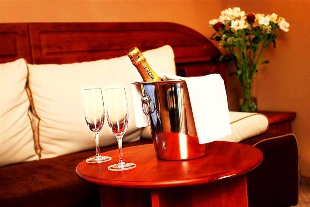 Hotel U Divadla - Czech Leading Hotels Prag Eksteriør billede